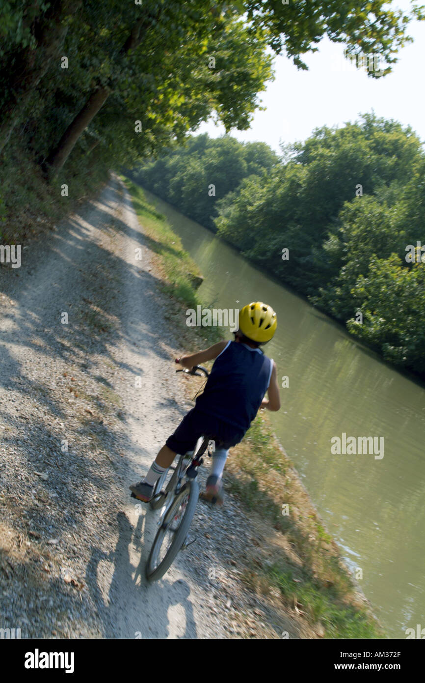 Francia Canal Du Midi vicino a Carcassonne Giovane ragazzo in mountain bike Foto Stock