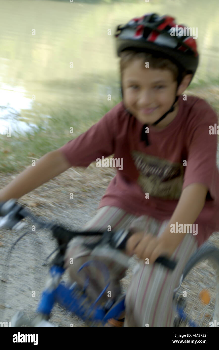 Francia Canal Du Midi vicino a Carcassonne il ritratto di una giovane ragazzo sorridente bike Foto Stock