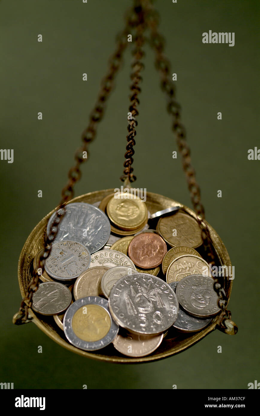 Scala Internazionale di pesatura delle monete in euro Foto Stock