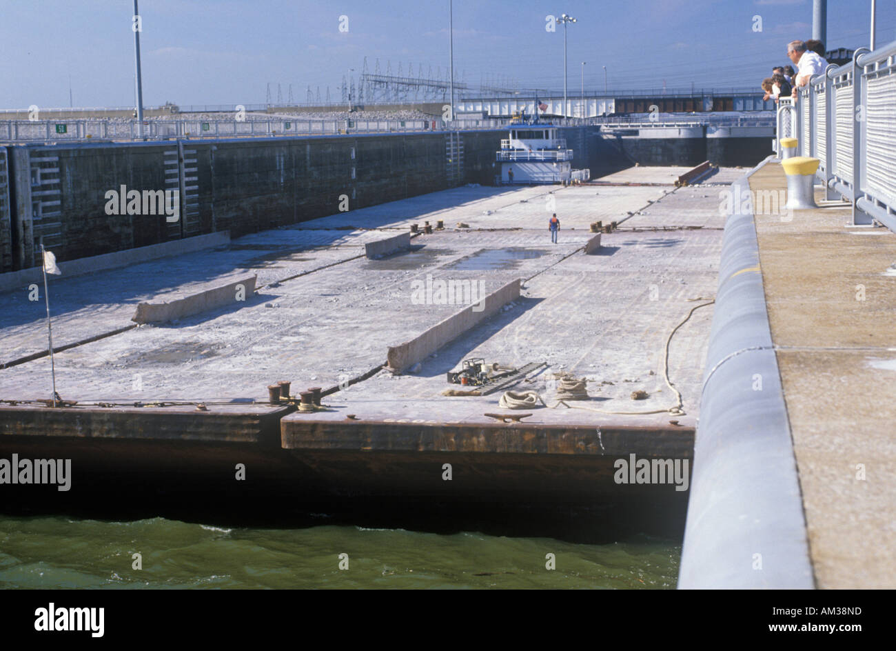 Barge in Kentucky diga canal lock sul fiume Tennessee TN Foto Stock