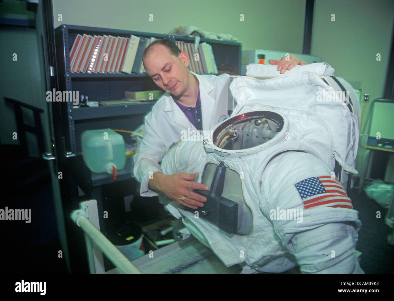 Il tecnico dimostra 1 milioni di tuta spaziale a Space Camp George C Marshall Space Flight Center Huntsville AL Foto Stock