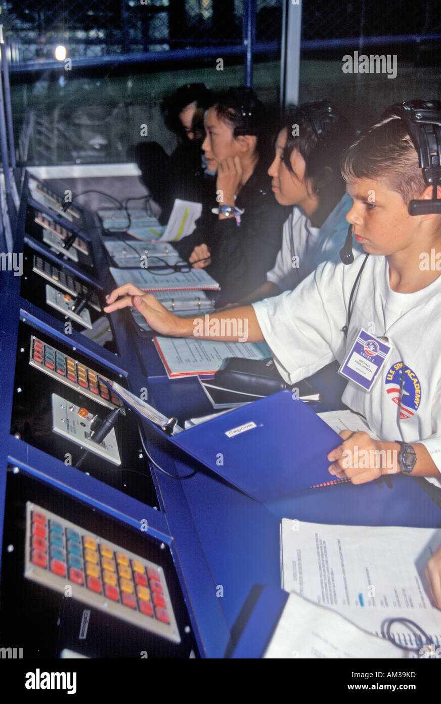 I bambini presso lo spazio educativo display navetta a Space Camp George C Marshall Space Flight Center Huntsville AL Foto Stock