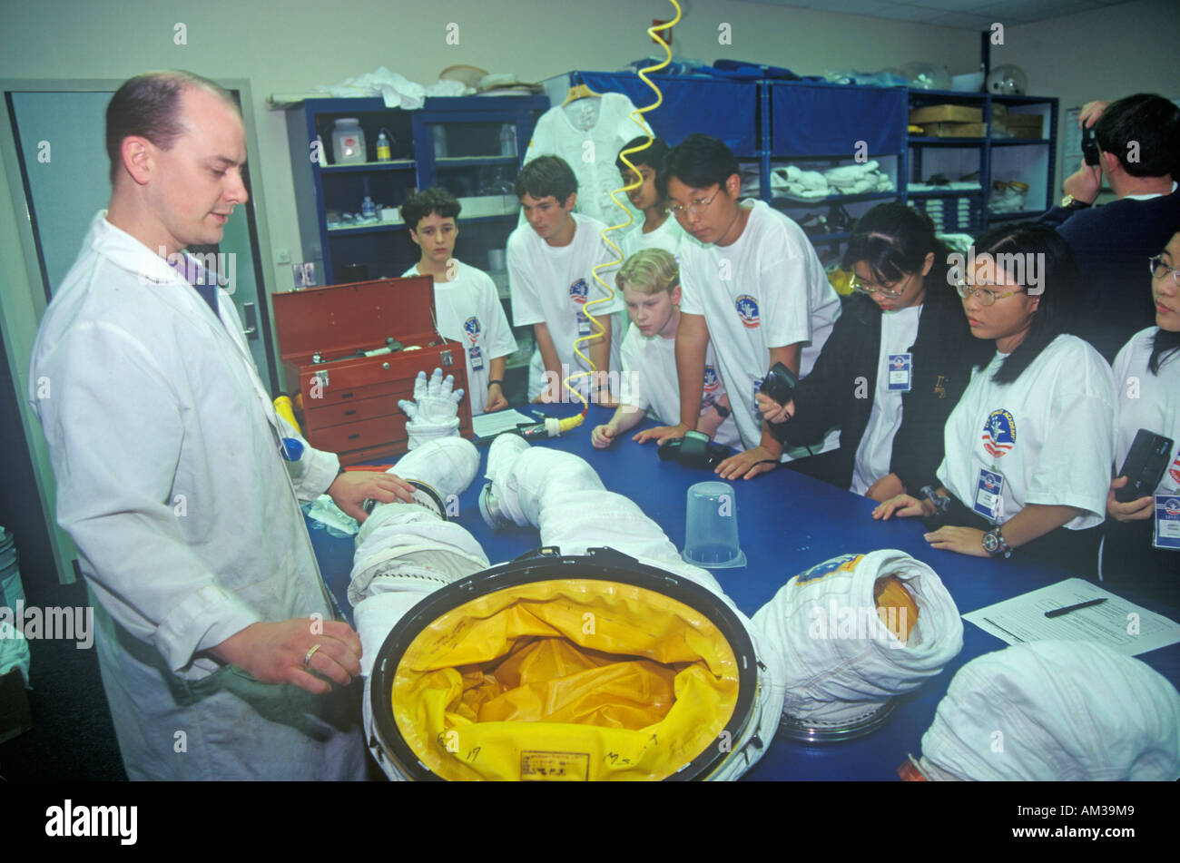 Il tecnico dimostra 1 milioni di tuta spaziale a Space Camp George C Marshall Space Flight Center Huntsville AL Foto Stock