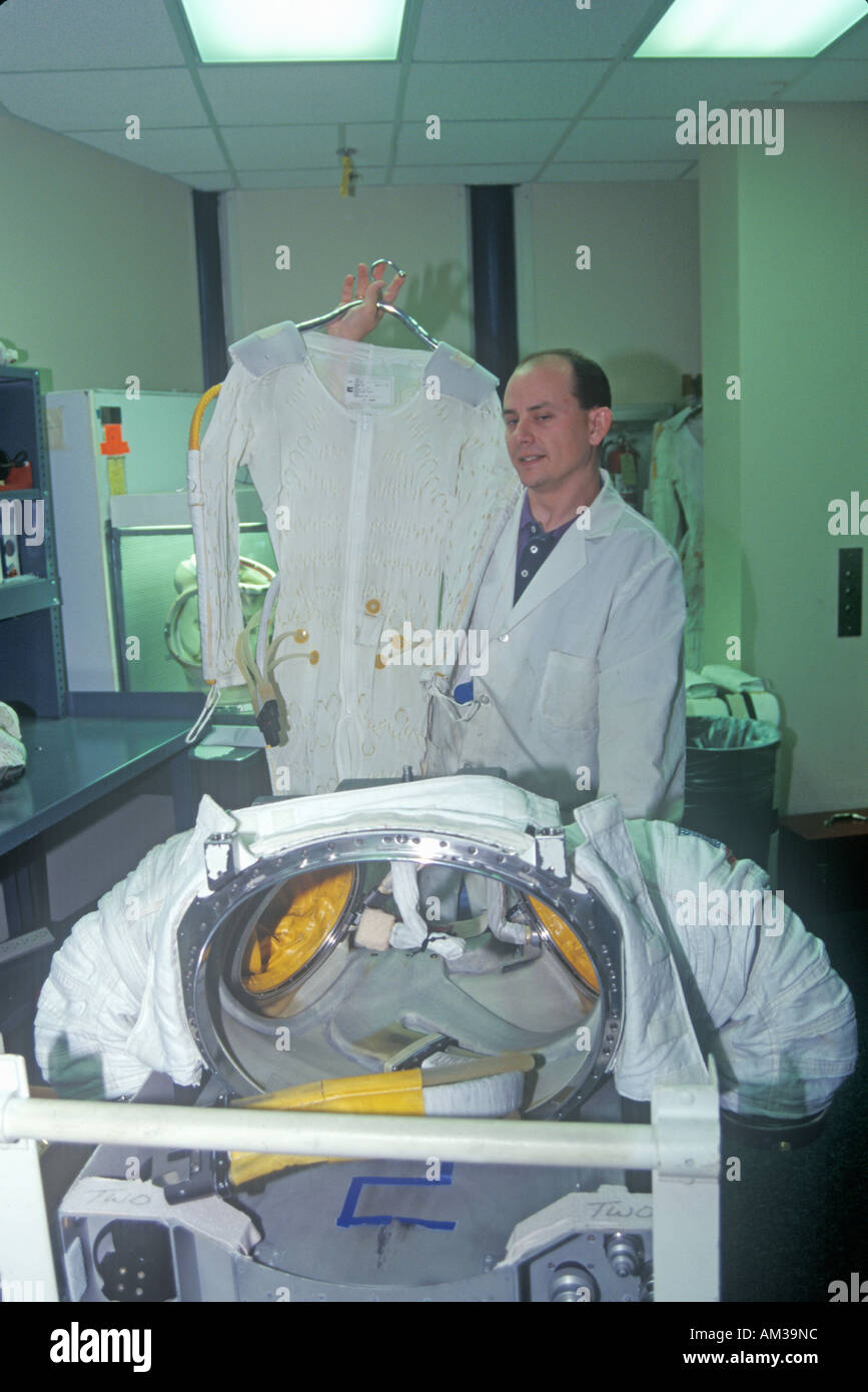 Il tecnico dimostra 1 milioni di tuta spaziale a Space Camp George C Marshall Space Flight Center Huntsville AL Foto Stock