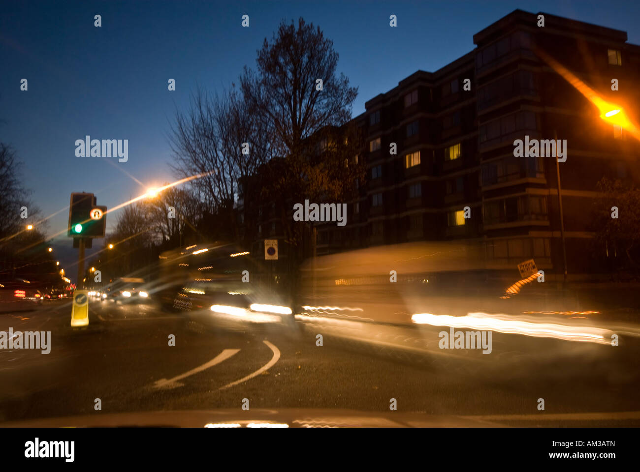 I movimenti del traffico dopo il tramonto Foto Stock