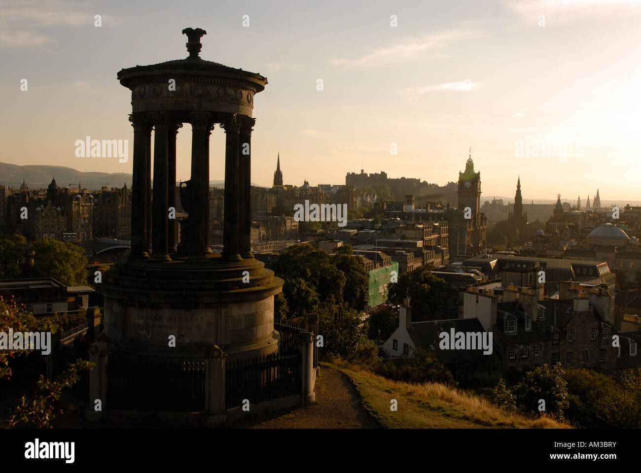 Vista generale di Edimburgo al tramonto con il Dugal steward monumento in Forefront Foto Stock