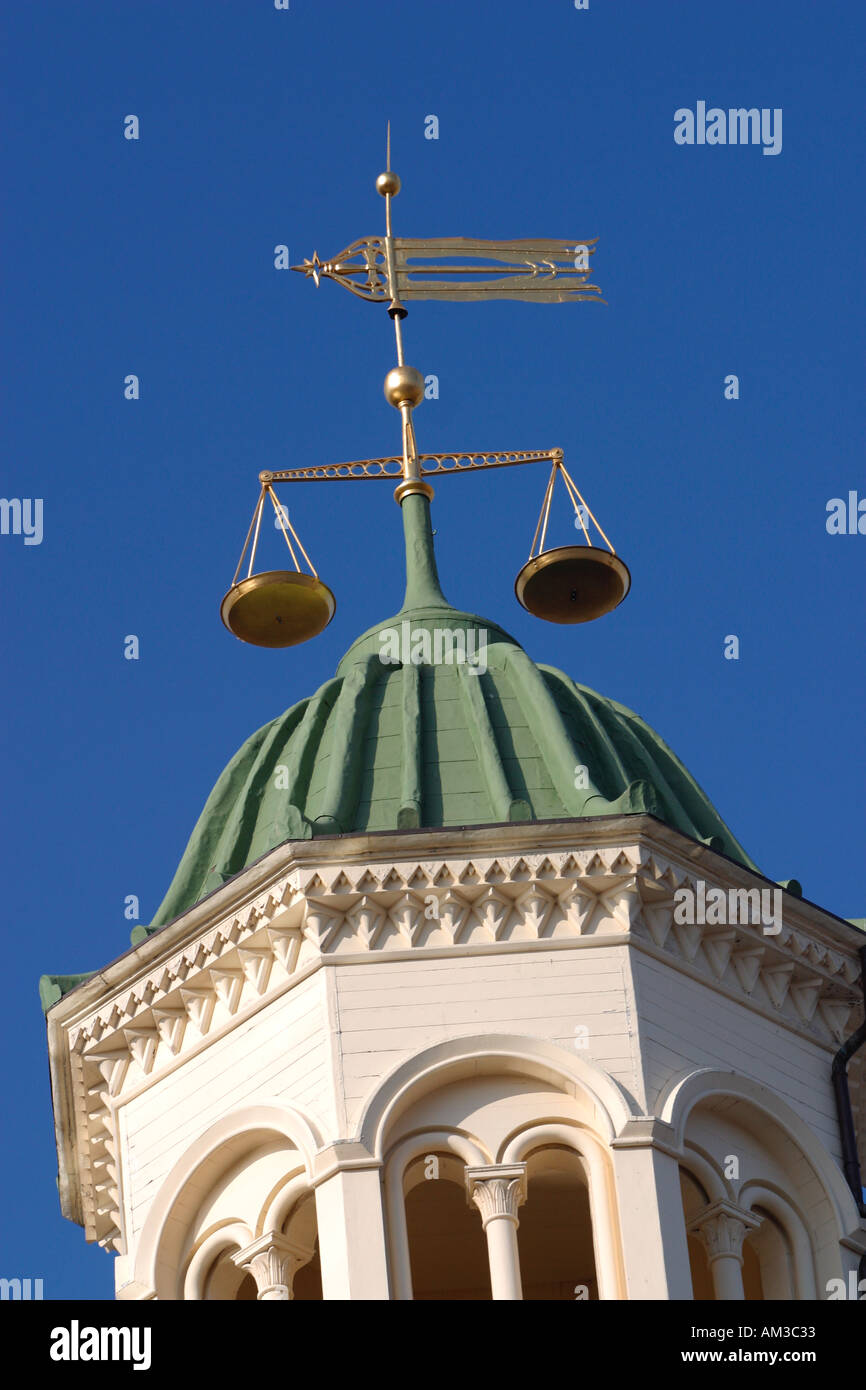 Scale di giustizia sulla sommità del Massachusetts membro Courthouse Lowell MA Foto Stock
