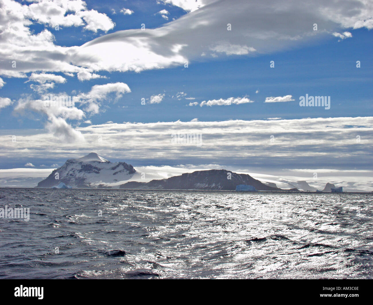Sull'isola King George Antartide e iceberg offshore Foto Stock