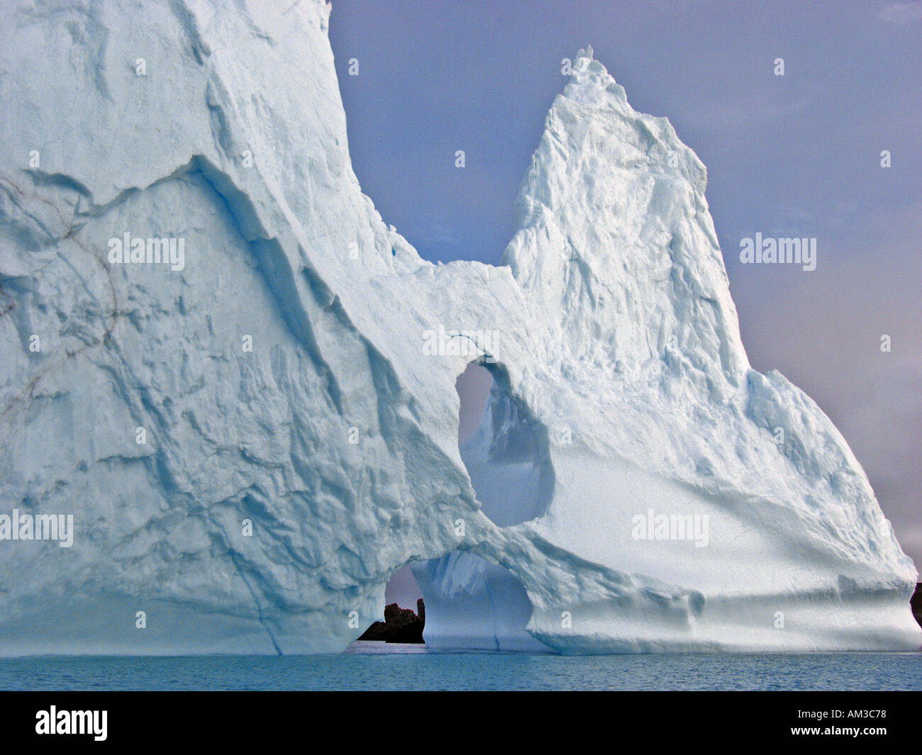 Un iceberg presentata nel fondo della baia di Maxwell in 450 piedi di acqua sull'isola King George Antartide Foto Stock