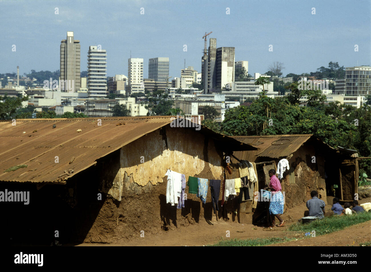 Baraccopoli case in vista dell'elevato aumento edifici moderni nel centro di Kampala capitale dell Uganda Africa orientale Foto Stock