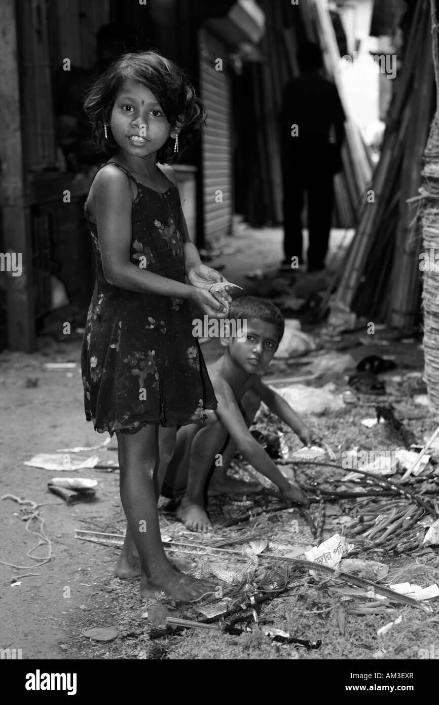 Il mercato dei fiori al di sotto di quella di Howrah Bridge, Calcutta, West Bengal, India Foto Stock