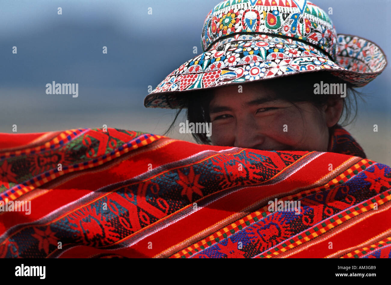 Il quechua donna con scialle rosso in corrispondenza di un punto di vista che si affaccia sul Canyon del Colca vicino il condor mirador Arequipa Perù Foto Stock