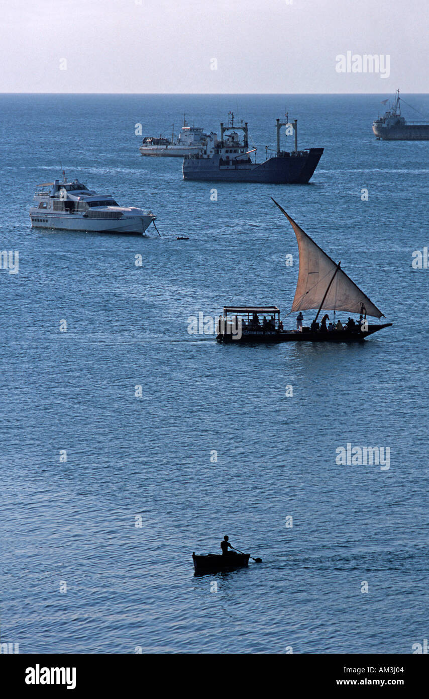 Le barche nel porto nel tardo pomeriggio visto dalla casa di meraviglia su pietra città sul lungomare storico di Zanzibar Tanzania Foto Stock