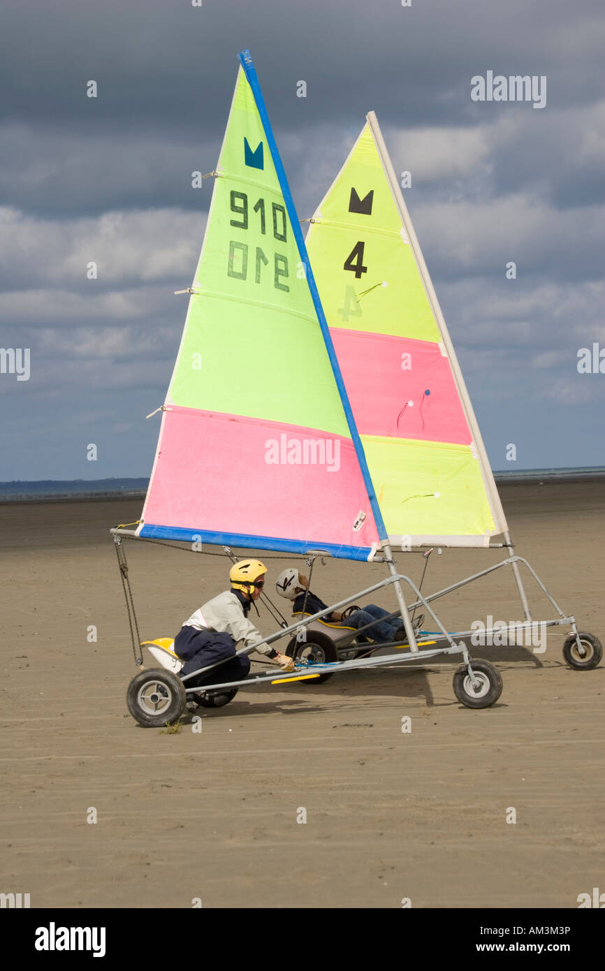 Due land yachts racing su Cherrieux sands vicino a St Malo Bretagna Francia Foto Stock