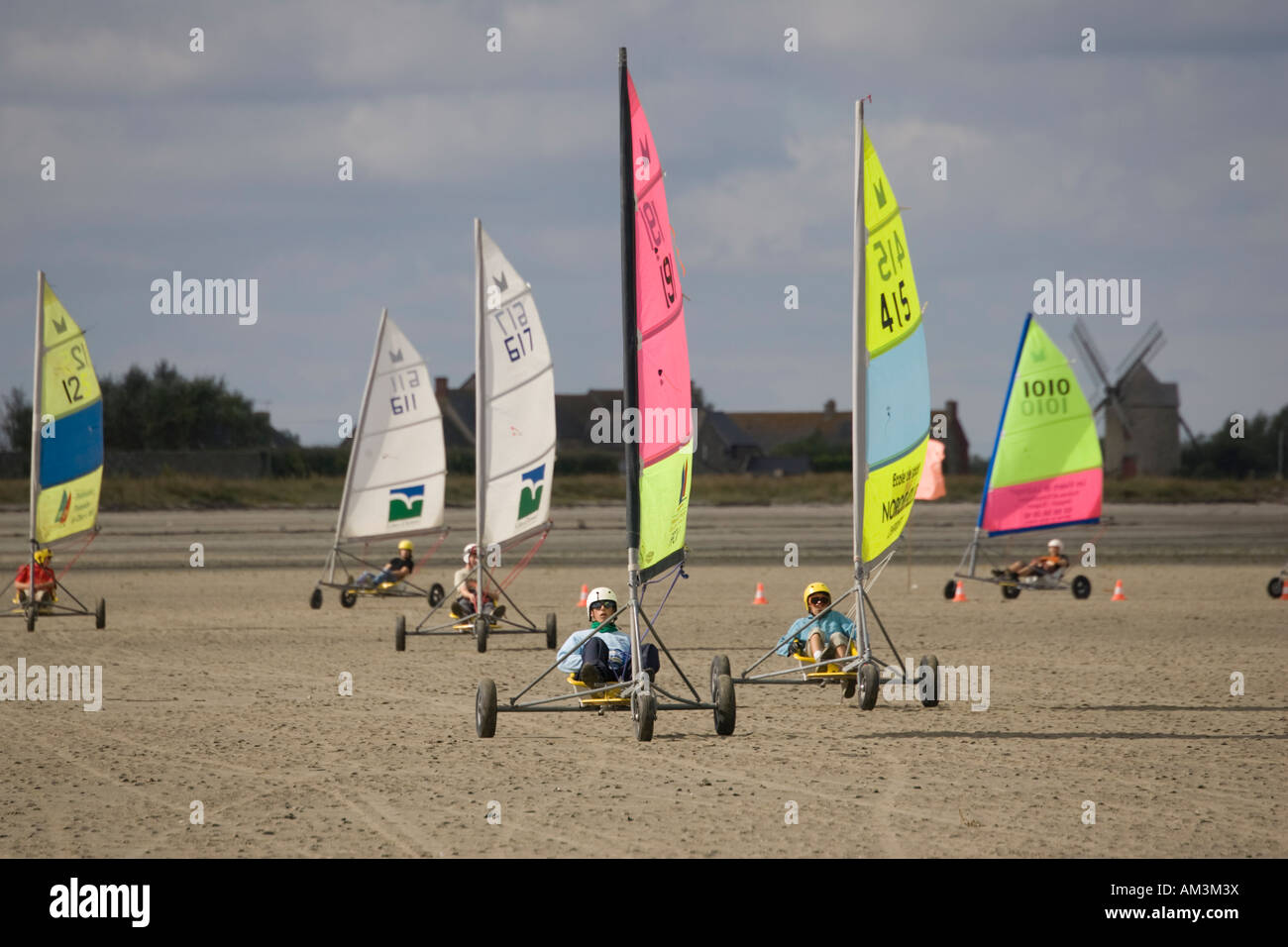 Land yachts racing su Cherrieux sands vicino a St Malo Bretagna Francia Foto Stock