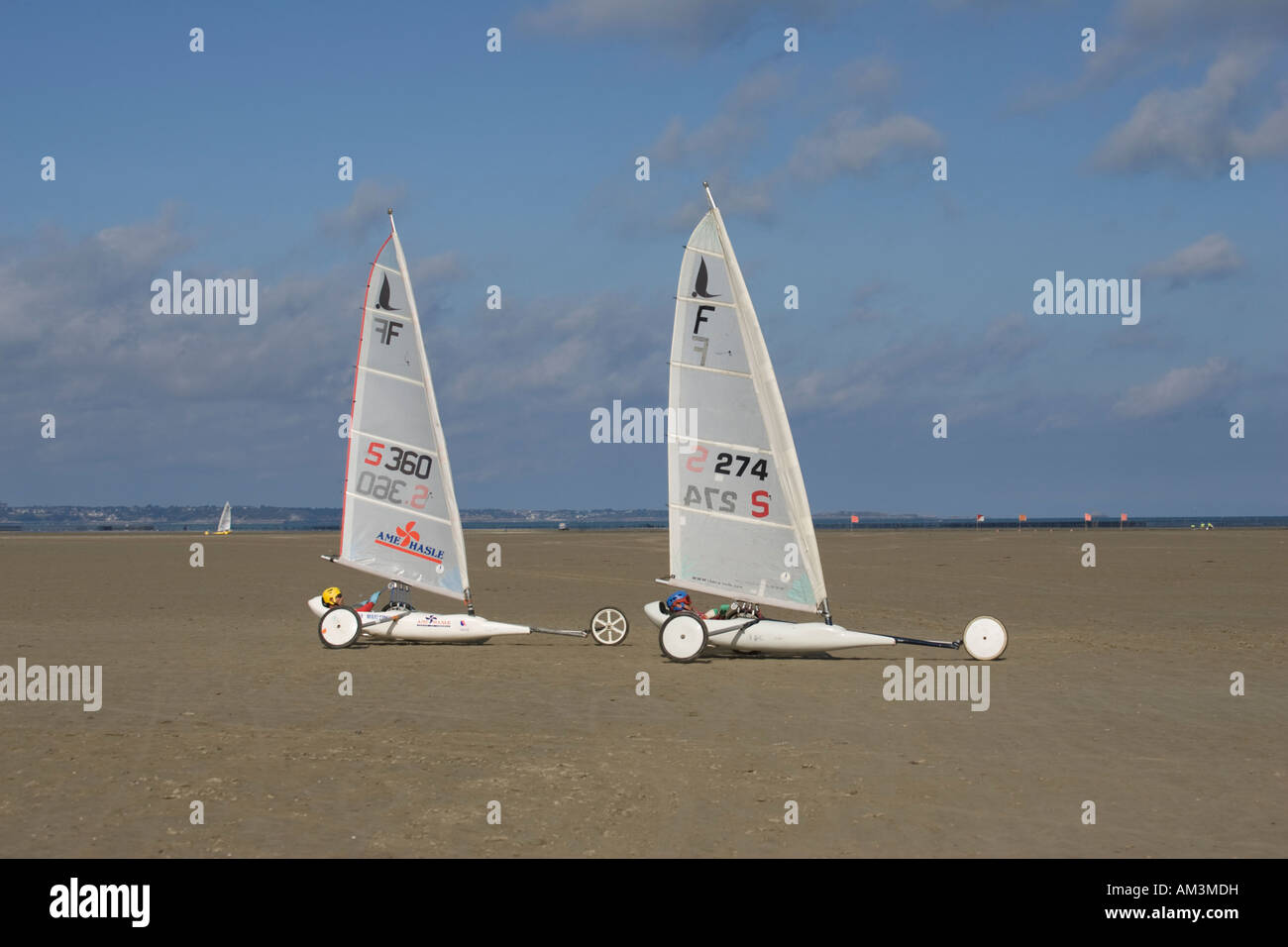 Due land yachts racing su Cherrieux sands vicino a St Malo Bretagna Francia Foto Stock