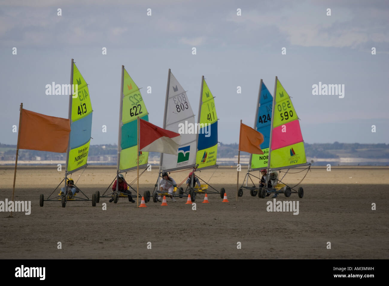 Land yachts racing su Cherrieux sands vicino a St Malo Bretagna Francia Foto Stock