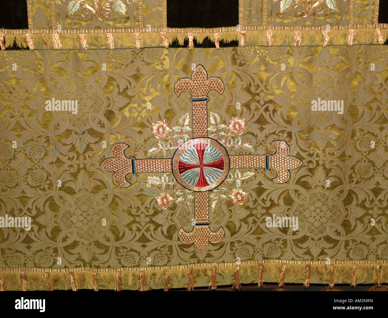 Panno altare con croce ricamata chiesa della Santa Trinità Westcott Surrey Foto Stock