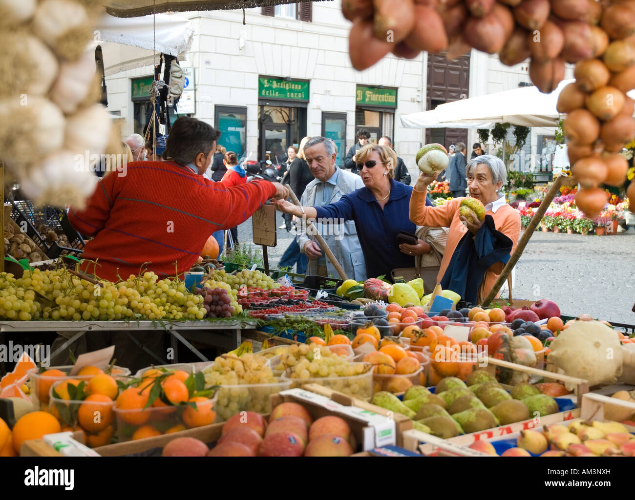 Uno stallo del mercato per la vendita di frutta e verdura al mercato in Piazza Campo de' Fiori a Roma Italia Foto Stock