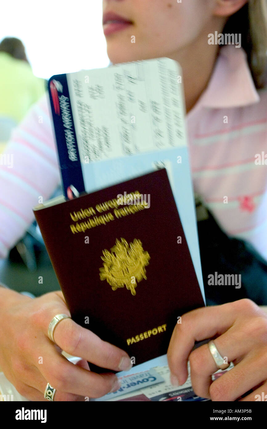 Giovane donna con copertura europea passaporto francese e alle compagnie aeree di biglietti e carta di imbarco pronto per andare Foto Stock