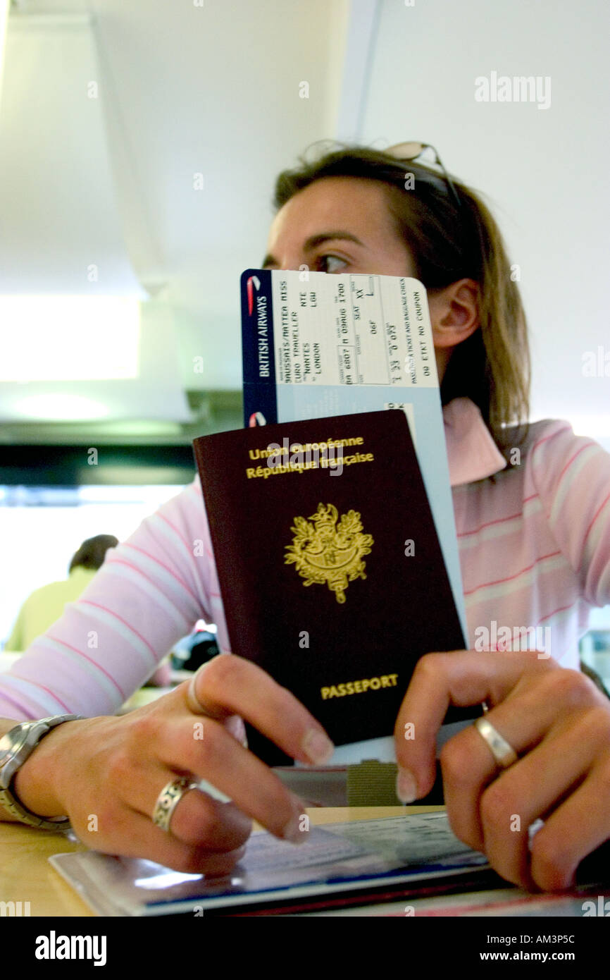 Giovane donna con copertura europea passaporto francese e alle compagnie aeree di biglietti e carta di imbarco pronto per andare Foto Stock