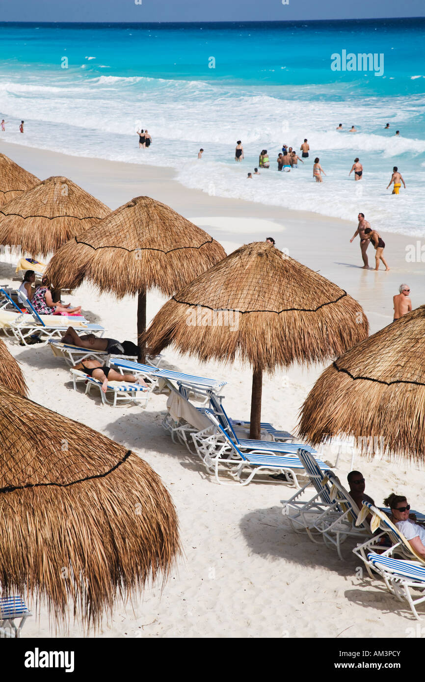 Le acque turchesi e spiagge di sabbia bianca di Cancun sulla penisola dello Yucatan in Quintana Roo MEXICO Foto Stock