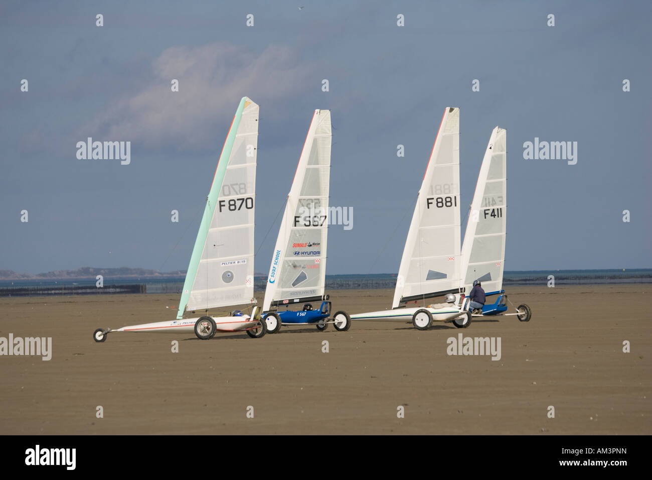 Land yachts racing su Cherrieux sands vicino a St Malo Bretagna Francia Foto Stock