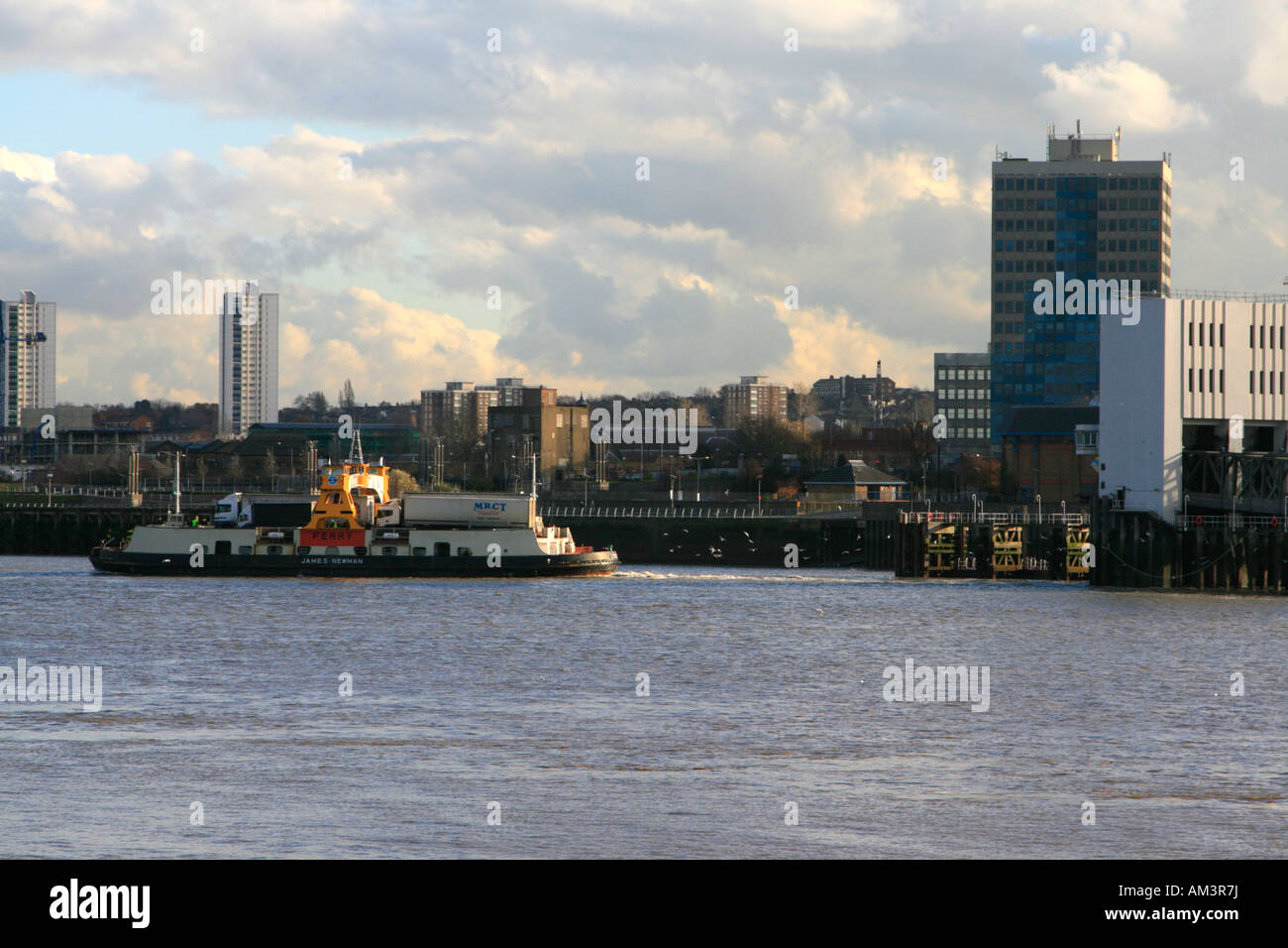 Woolwich Ferry dal lato nord del fiume Tamigi Londra Inghilterra Regno unito Gb Foto Stock