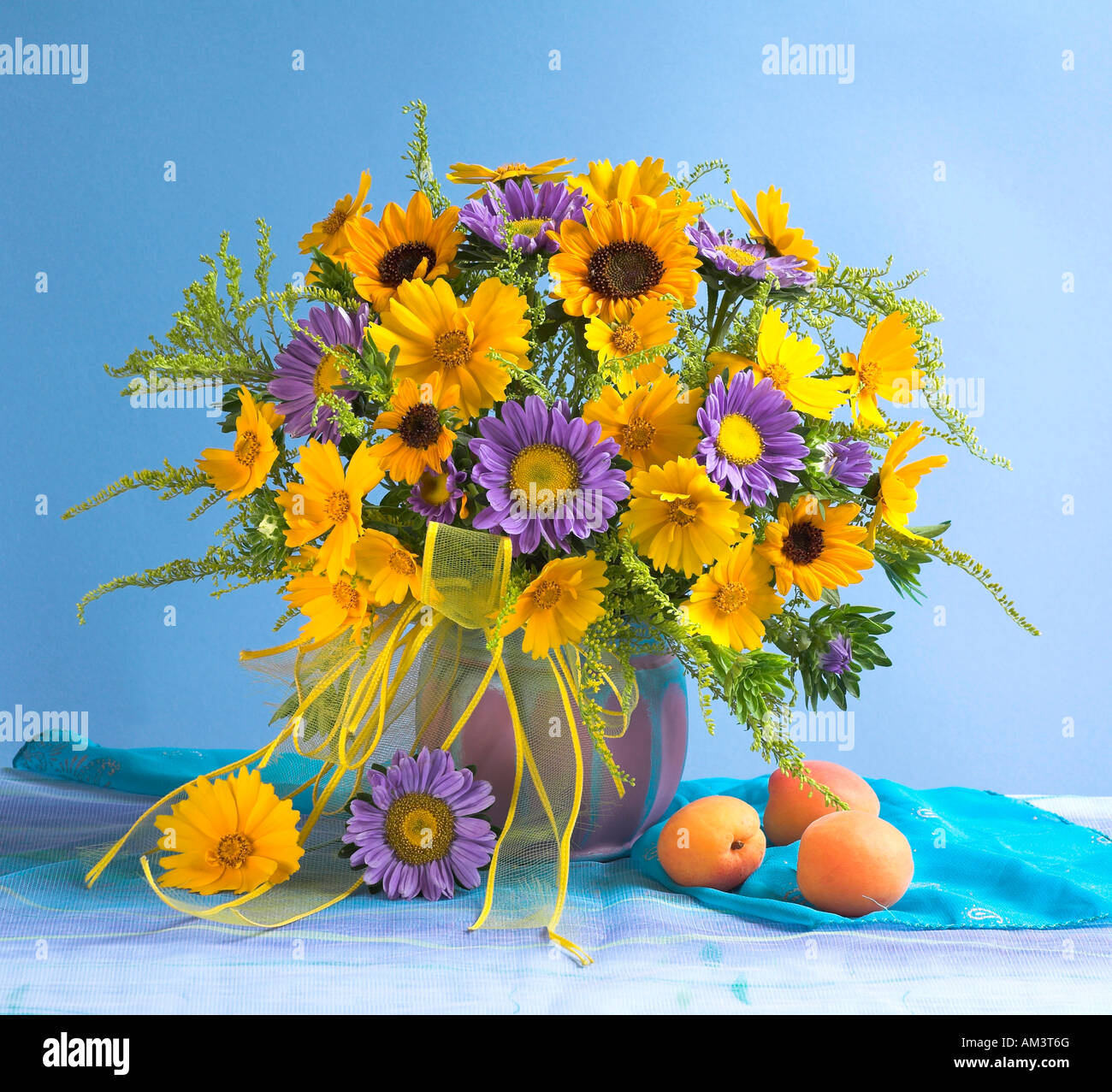Studio disposti mazzetto bouquet di giallo dei girasoli in un vaso su un pastello sfondo blu Foto Stock
