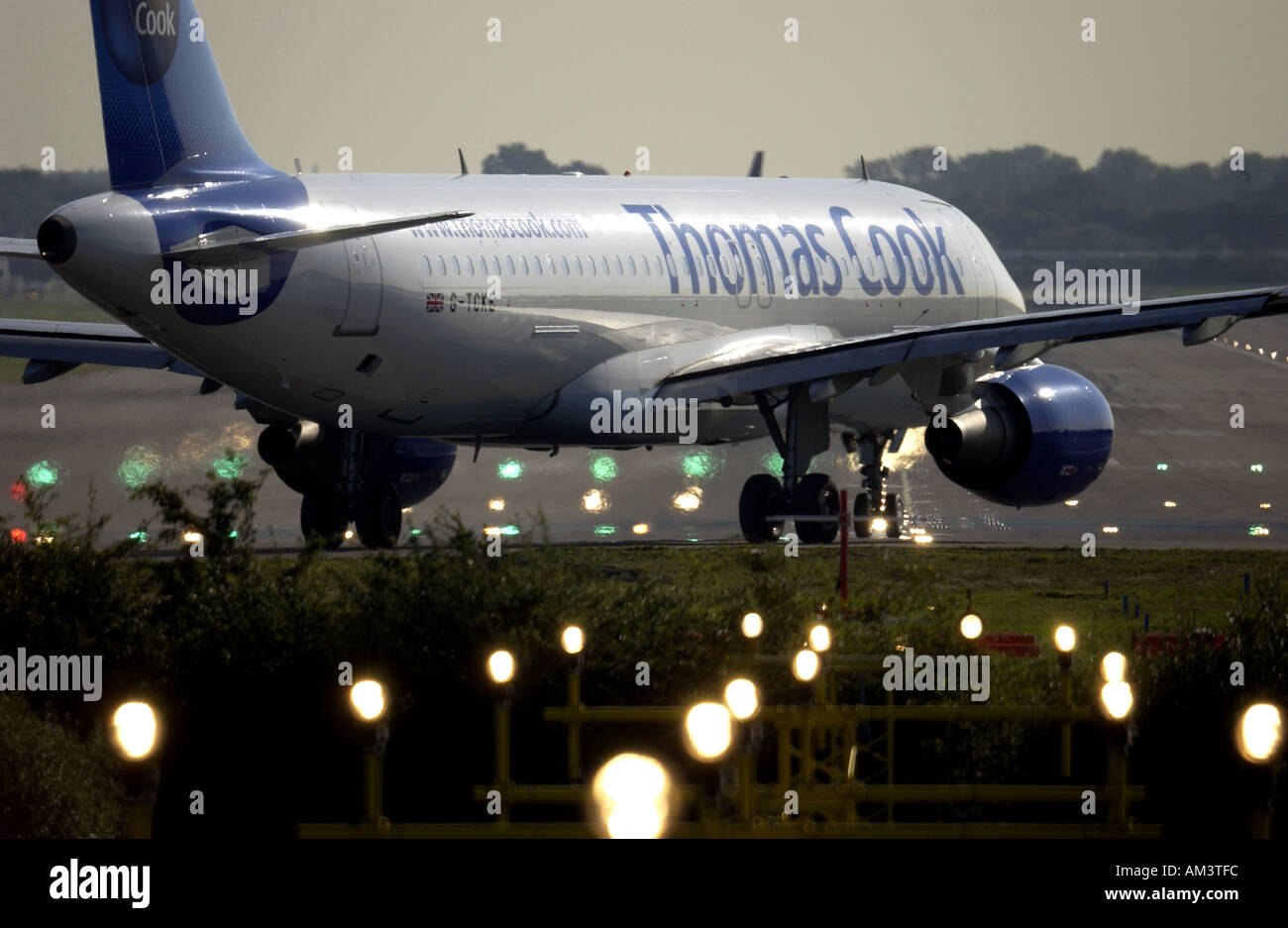 Un Thomas Cook Jet Airways piano si prepara per il decollo dall'aeroporto di London Gatwick Foto Stock