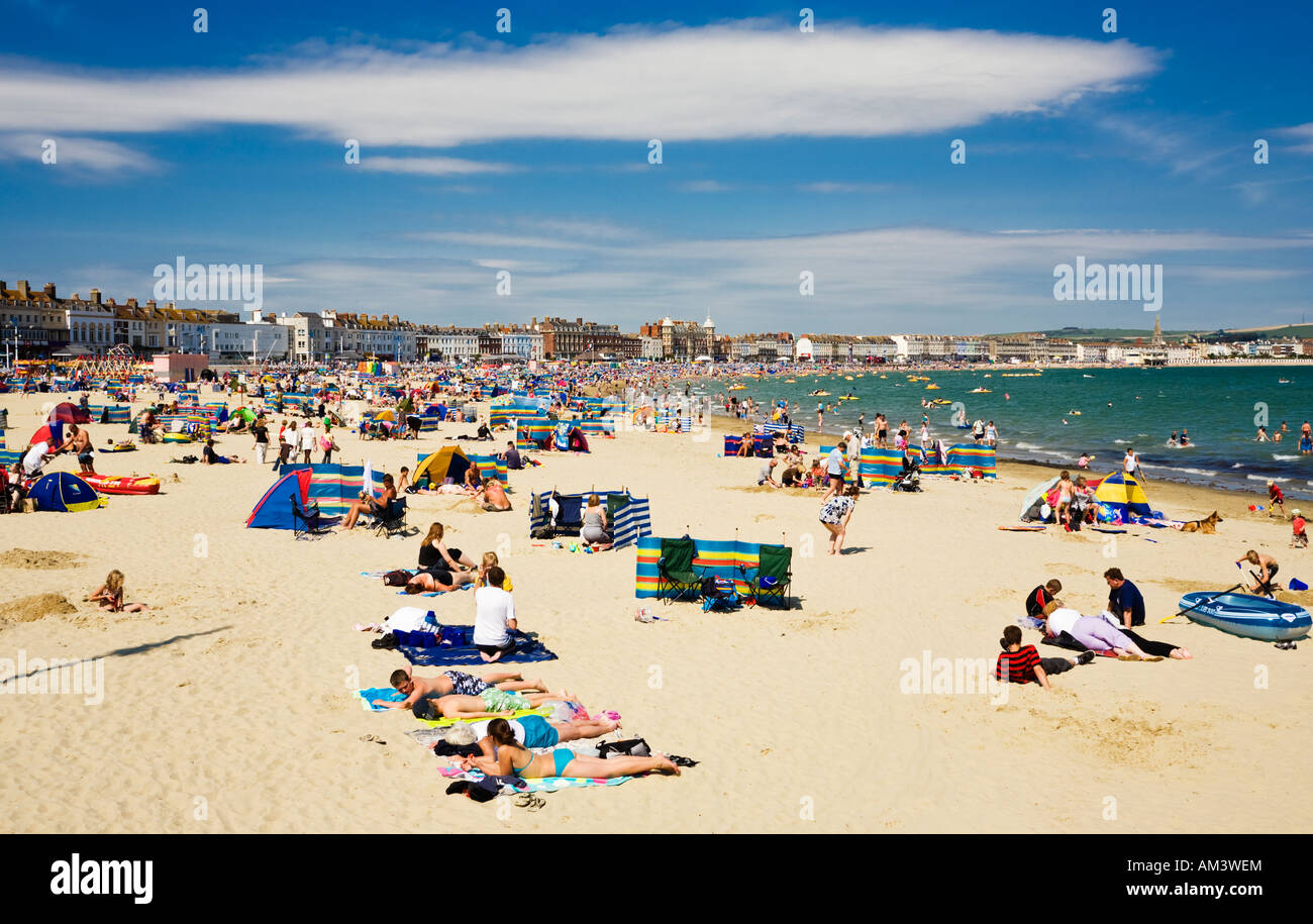 I turisti in riva al mare sulla spiaggia di spiaggia di Weymouth Dorset, Gran Bretagna, durante la stagione estiva Foto Stock