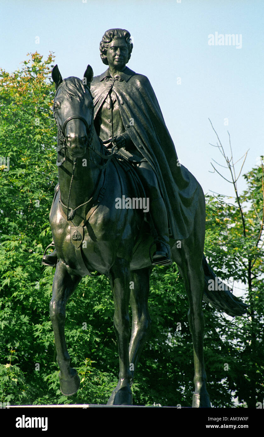 CANADA OTTAWA PARLIAMENT HILL AREA statua della regina Elizabeth II Foto Stock