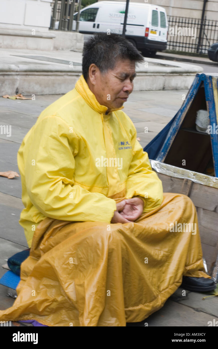 Lonely demonstrator al di fuori dell'ambasciata cinese a Londra Foto Stock