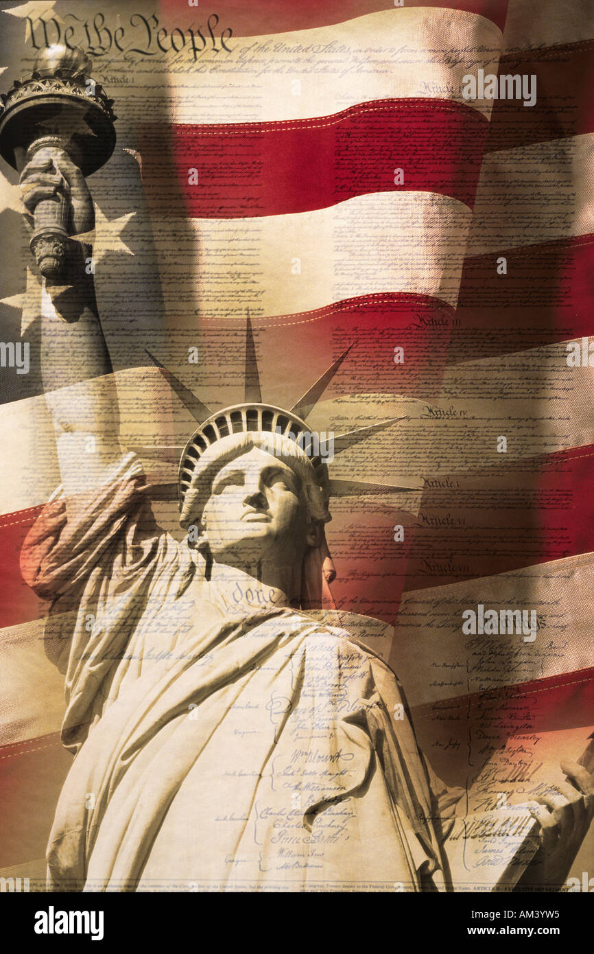 Composito Digitale la Statua della Libertà e la bandiera americana è underlaid con la scrittura della Costituzione degli Stati Uniti Foto Stock