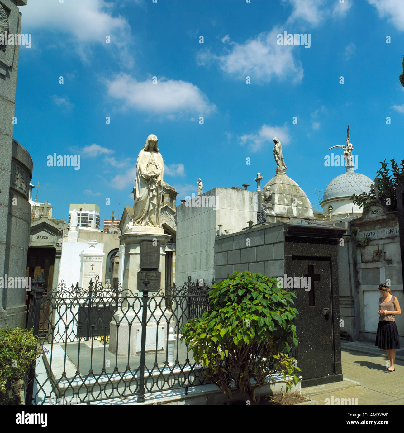 Una donna sola nel cimitero di Recoleta, Buenos Aires Foto Stock