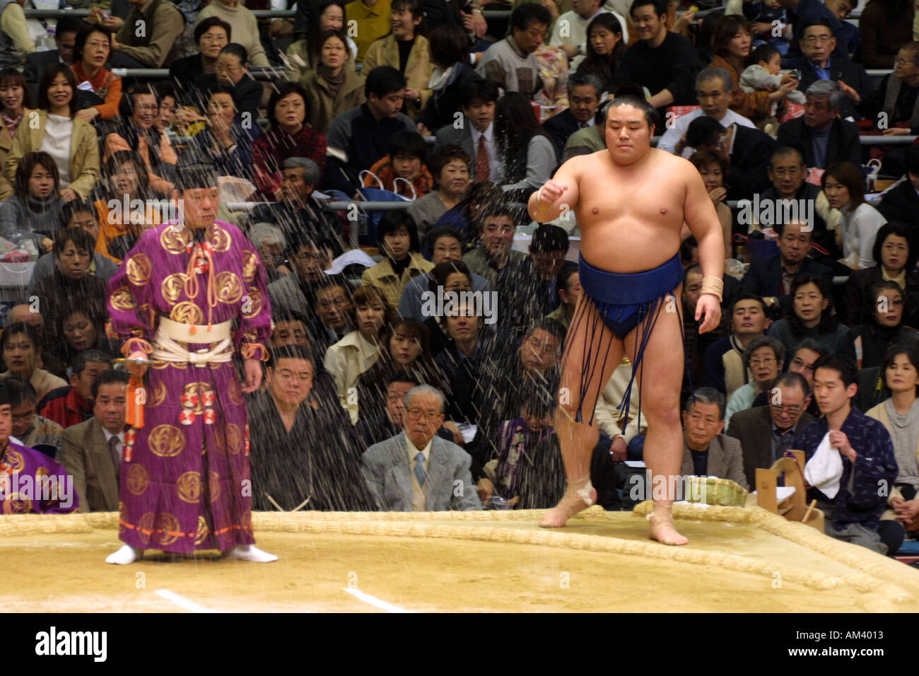 Un lottatore di Sumo getta il sale durante la pre-lotta rituale di preparazione alla molla torneo di sumo in Osaka Kansai Giappone Asia Foto Stock