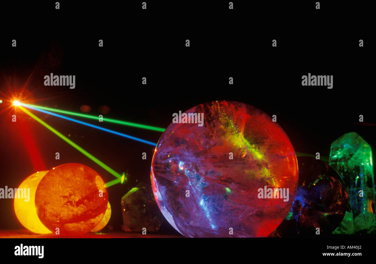 Diversi multi le sfere colorate che appaiono come dei pianeti con luci laser che brilla attraverso Foto Stock