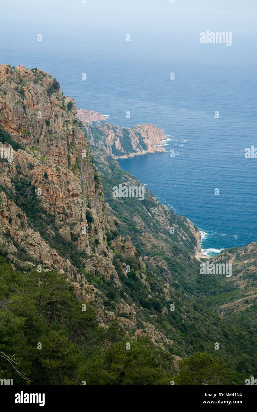 L'Europa, Francia, Corsica, Piana. Grand vista di aspre scogliere di granito e mare Mediterraneo dal sentiero escursionistico in Foret de Piana Foto Stock