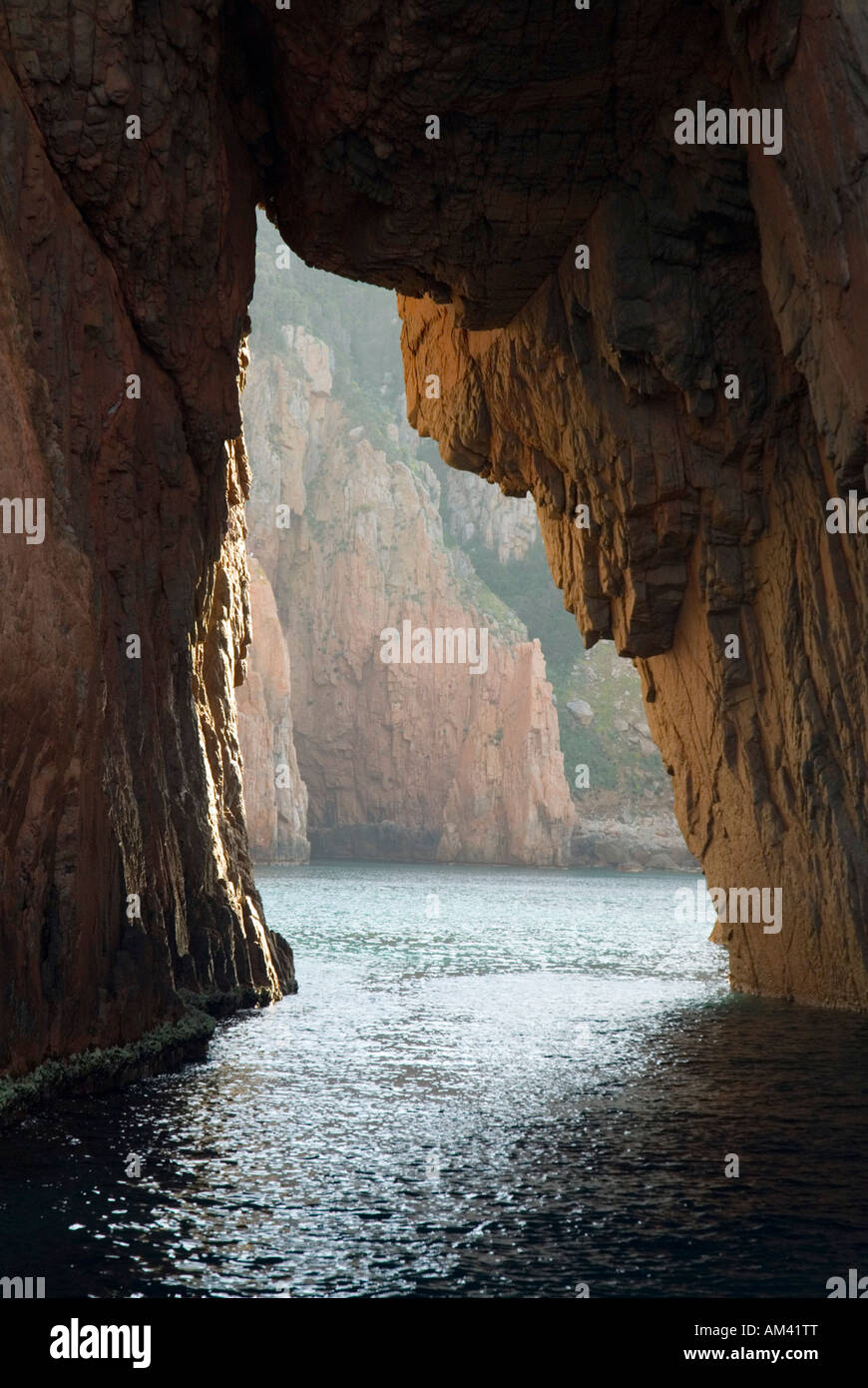 L'Europa, Francia, Corsica, Porto. Capu Rossu destinazione popolare per barche tour al di fuori del Porto Foto Stock