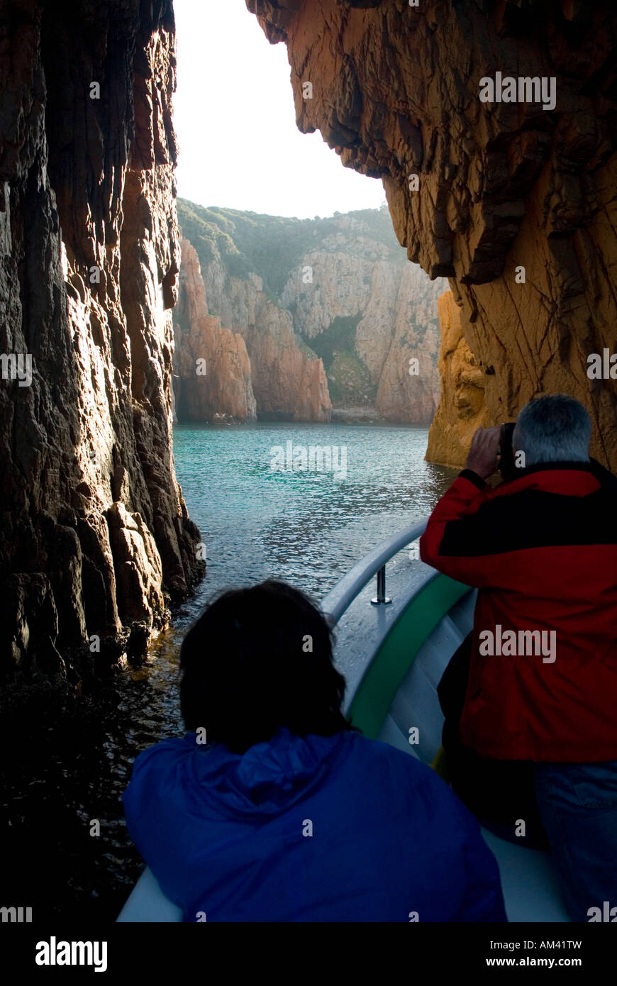 L'Europa, Francia, Corsica, Porto. Capu Rossu destinazione popolare per barche tour al di fuori del Porto Foto Stock