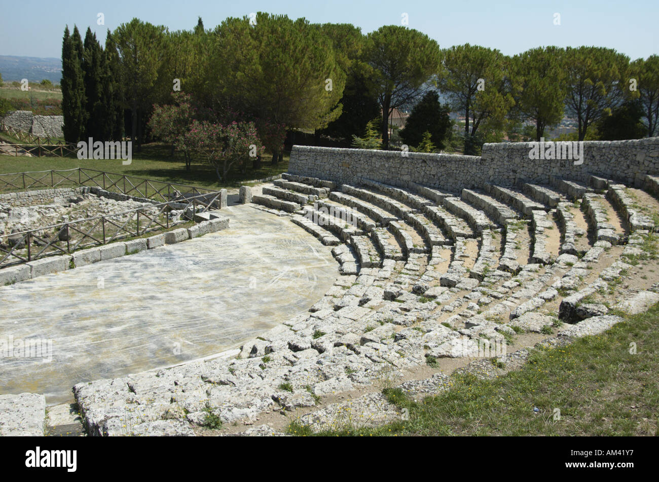 I resti del teatro greco a Arkai del III secolo A.C. Palazzolo Acreide Foto  stock - Alamy