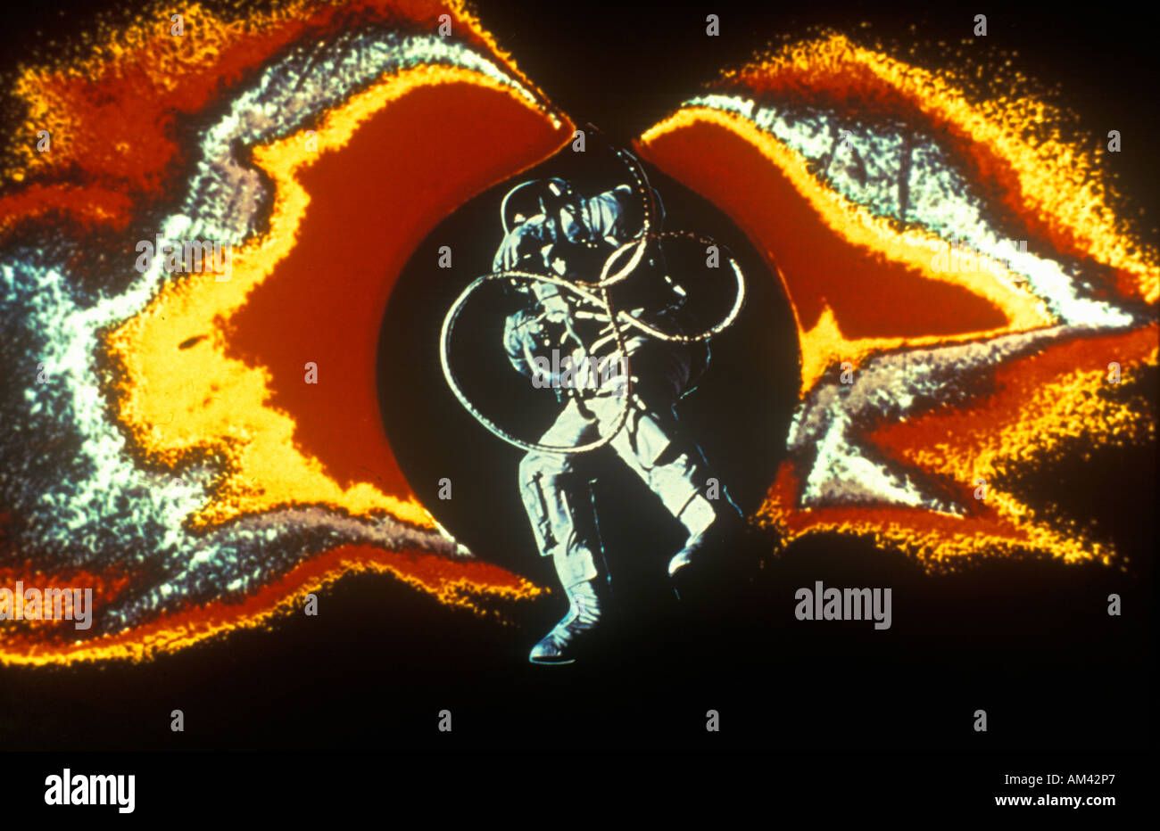 Astronauta circondato da un colorato campo elettromagnetico Foto Stock