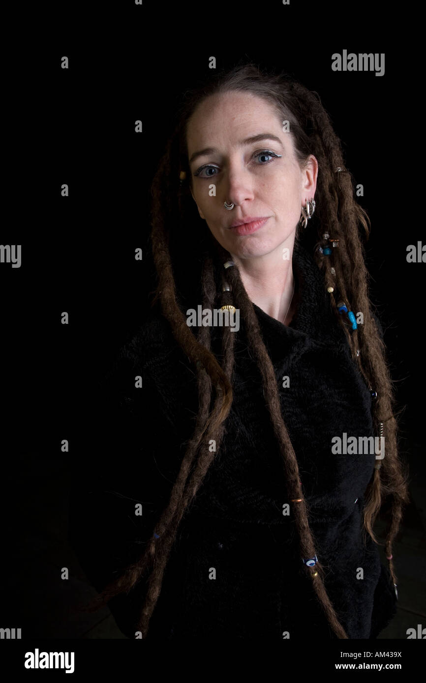 Ritratto di giovane donna di goth con dreadlocks Foto Stock