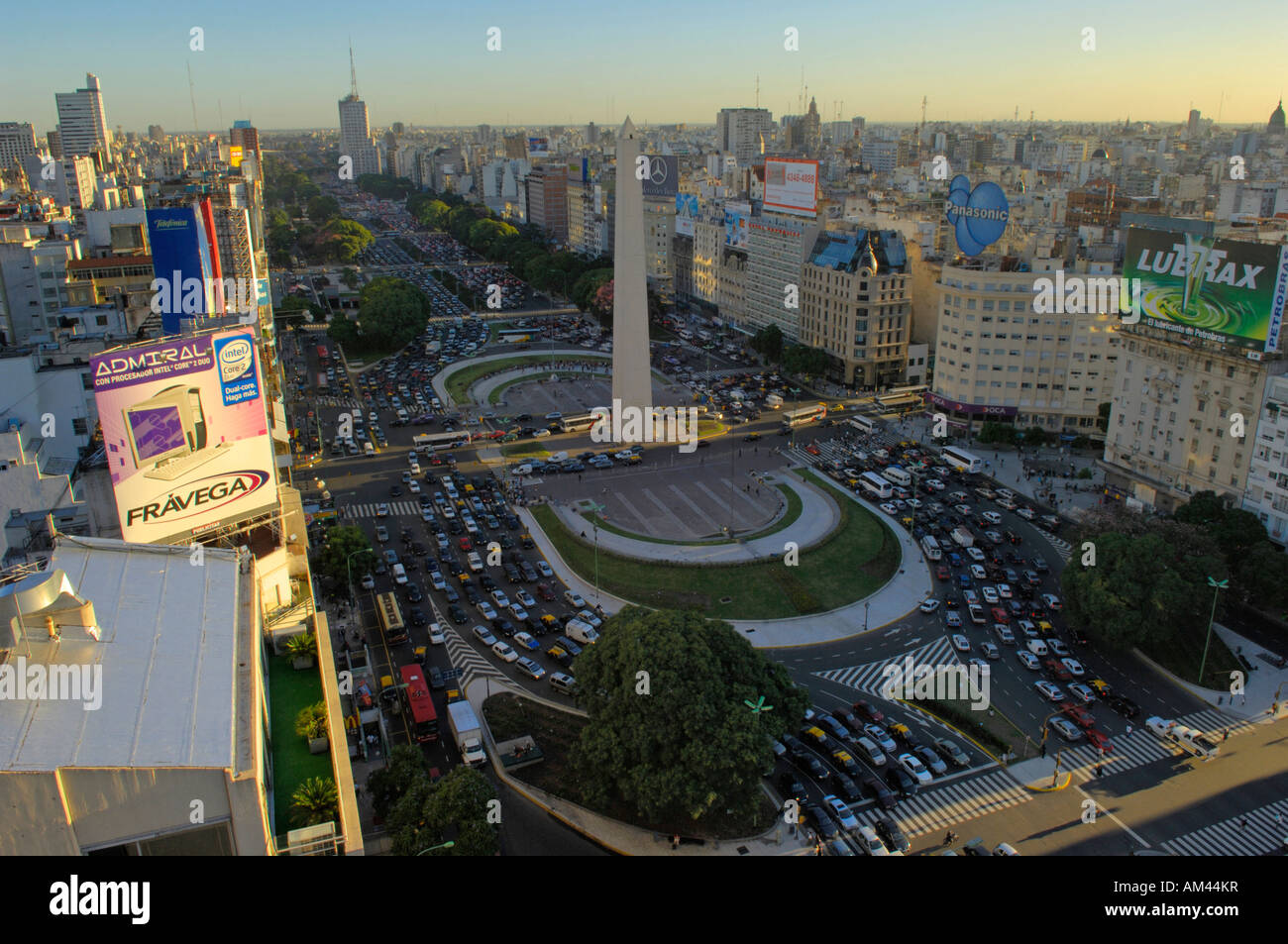 Avenida 9 luglio e l'Obelisco a Buenos Aires Foto Stock