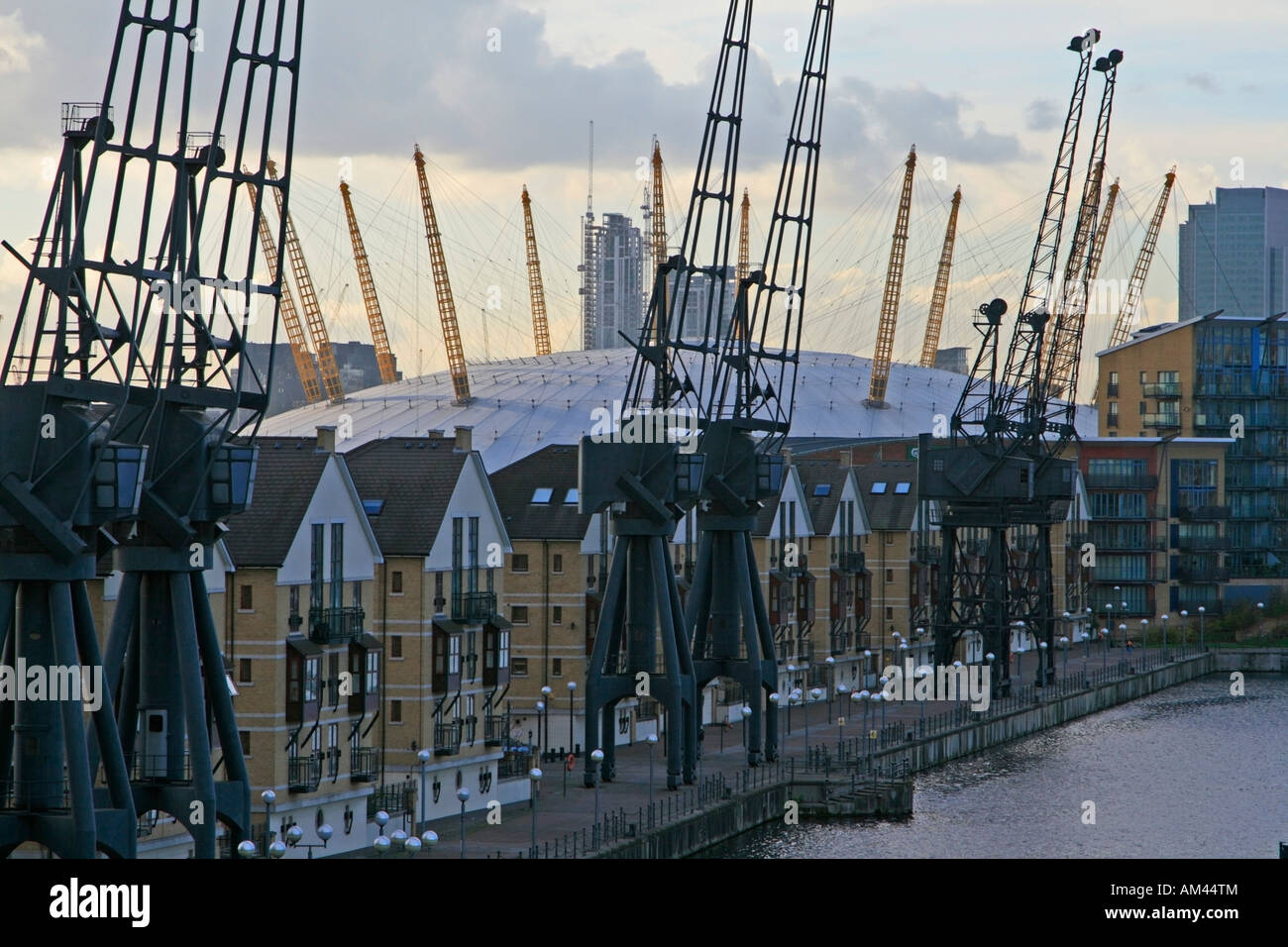Royal Victoria Dock North Woolwich canary wharf città edifici gru portuali Londra Inghilterra Regno unito Gb Foto Stock