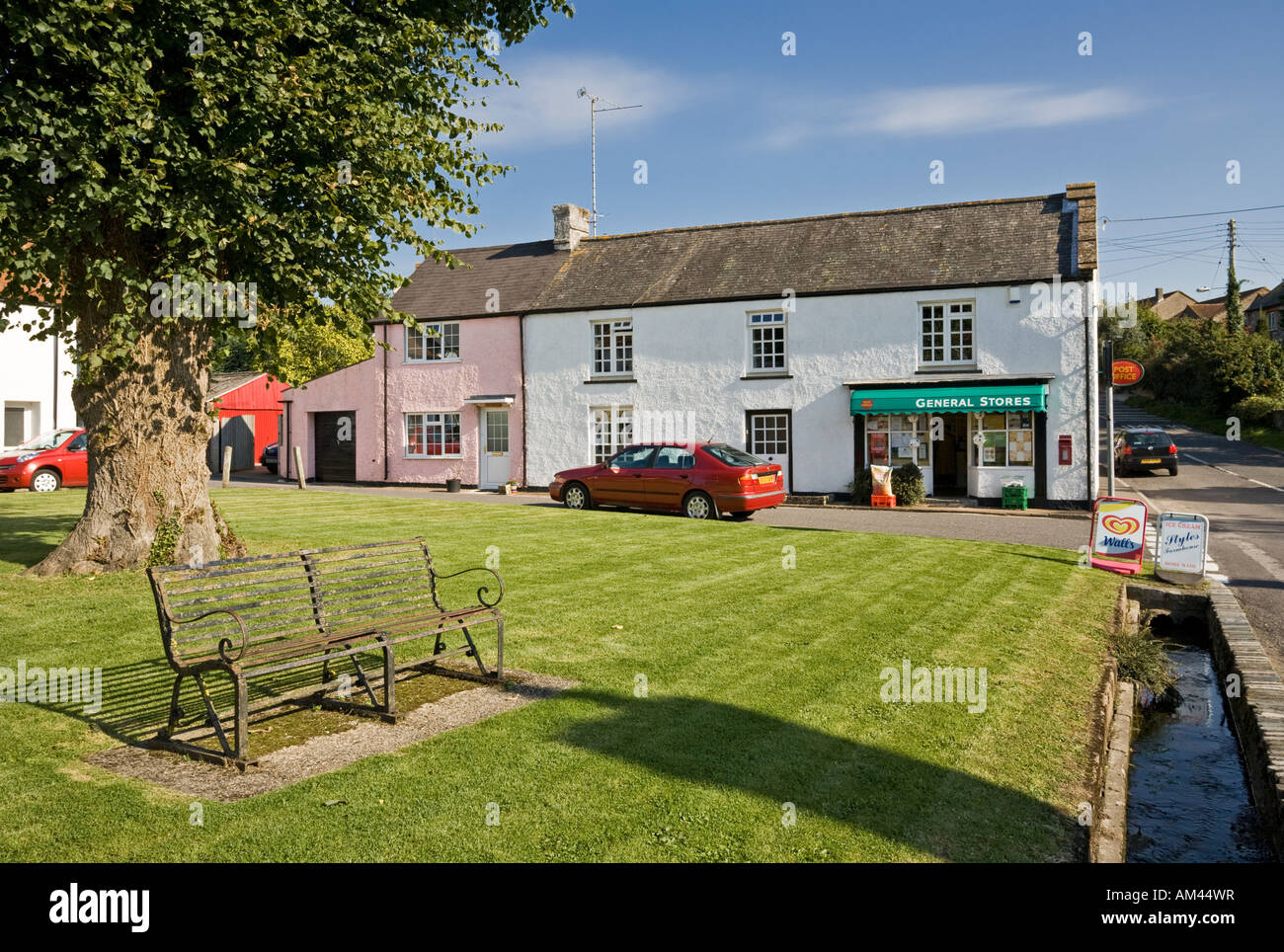 Villaggio Verde e piccolo angolo shop Ufficio postale a Combe St Nicholas, Somerset, Regno Unito Foto Stock