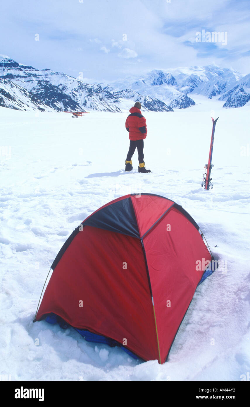 Campeggio di ghiaccio sul ghiacciaio in st Elias Parco Nazionale e Riserva Monti Wrangell Wrangell Alaska Foto Stock