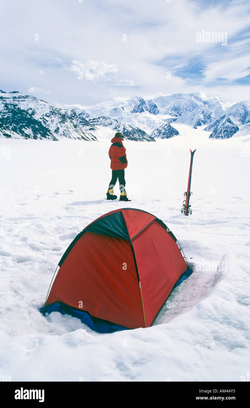 Campeggio di ghiaccio sul ghiacciaio in st Elias Parco Nazionale e Riserva Monti Wrangell Wrangell Alaska Foto Stock