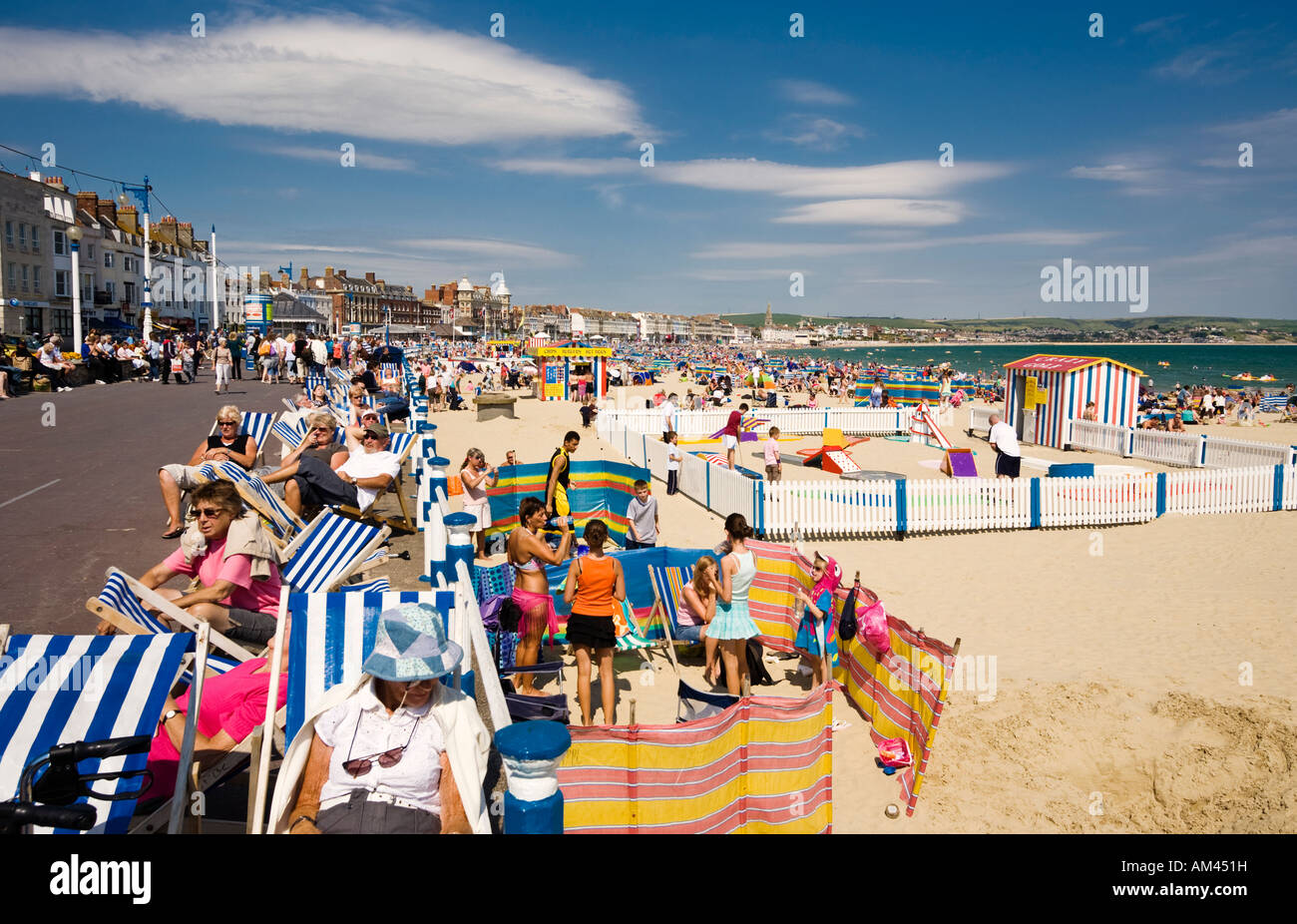 Le persone a un tradizionale British seaside beach in estate a Weymouth Dorset, Regno Unito - Esplanade e la spiaggia Foto Stock
