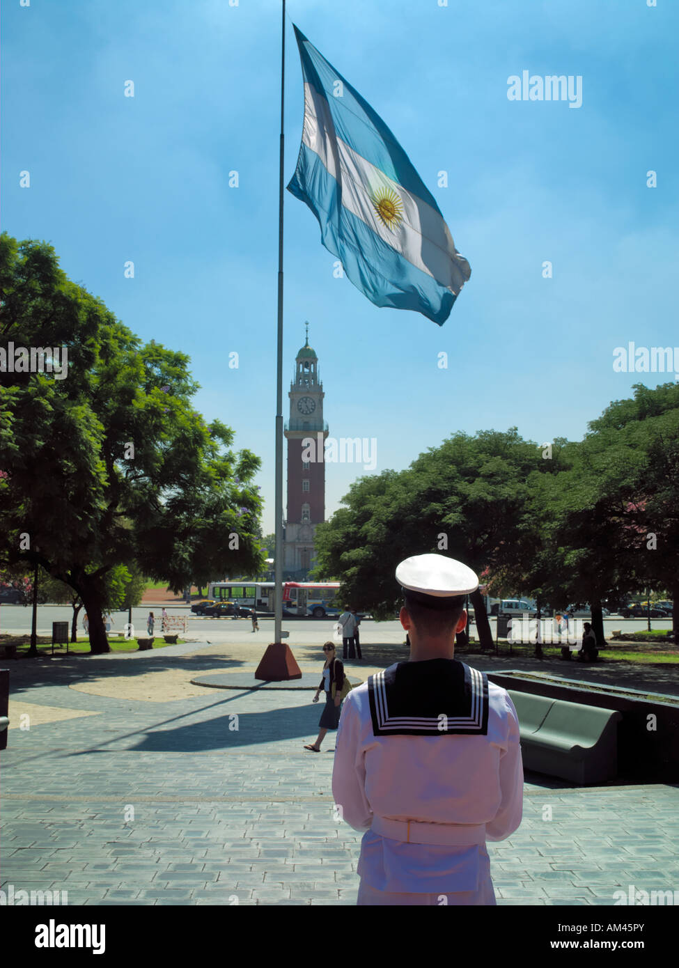 Un Argentino marinaio di guardia d'onore al Malvinas Memorial a San Martin, Buenos Aires Foto Stock